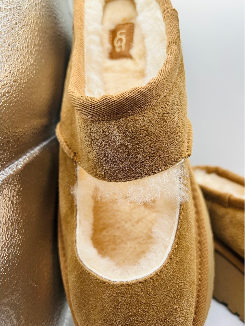 UGGS Ladies Bea Mary Jane Platform Clog, Blends Sherling & Peek-A-Boo Size 9 NIB - Picture 2 of 10